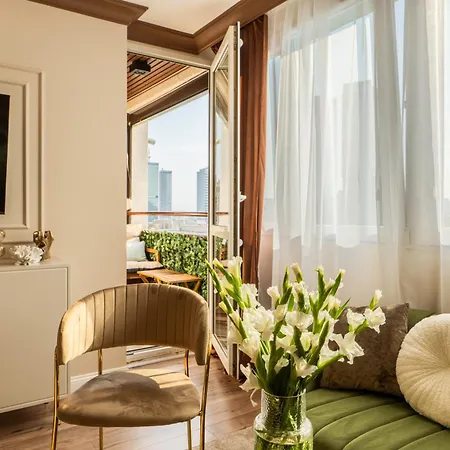 Glamourous 2-bedroom With A Balcony, Heavenly View Of The Palace Only 3 Min To Station, Metro Apartman Varsó