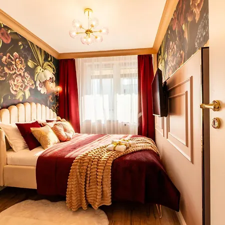 Glamourous 2-bedroom With A Balcony, Heavenly View Of The Palace Only 3 Min To Station, Metro * Varsó