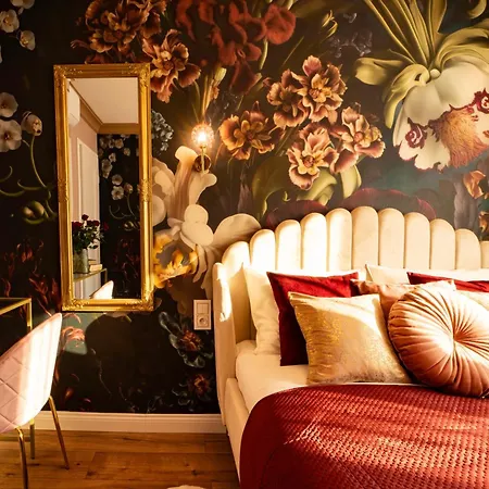 Glamourous 2-bedroom With A Balcony, Heavenly View Of The Palace Only 3 Min To Station, Metro Apartman Varsó