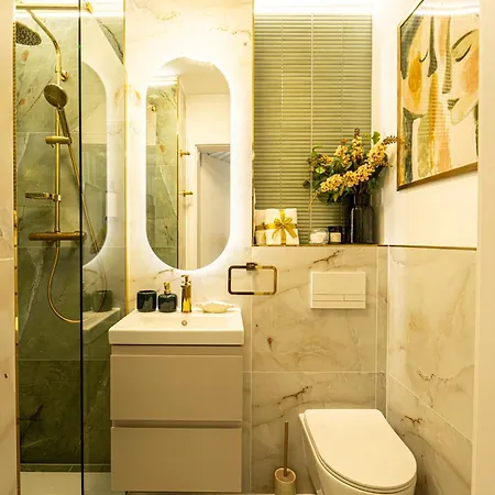 Glamourous 2-bedroom With A Balcony, Heavenly View Of The Palace Only 3 Min To Station, Metro Apartman