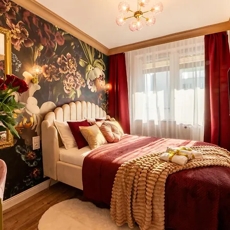 Apartman Glamourous 2-bedroom With A Balcony, Heavenly View Of The Palace Only 3 Min To Station, Metro Varsó