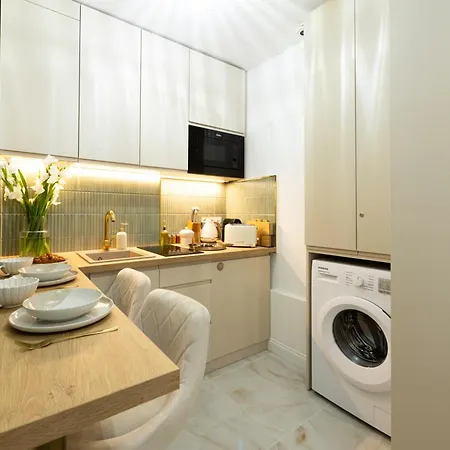 Apartman Glamourous 2-bedroom With A Balcony, Heavenly View Of The Palace Only 3 Min To Station, Metro *