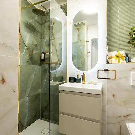 Glamourous 2-bedroom With A Balcony, Heavenly View Of The Palace Only 3 Min To Station, Metro