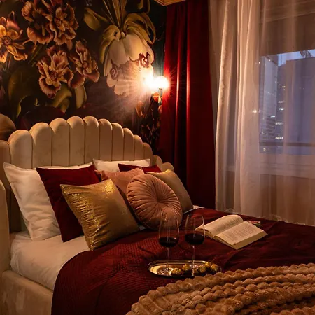 Glamourous 2-bedroom With A Balcony, Heavenly View Of The Palace Only 3 Min To Station, Metro Varsó