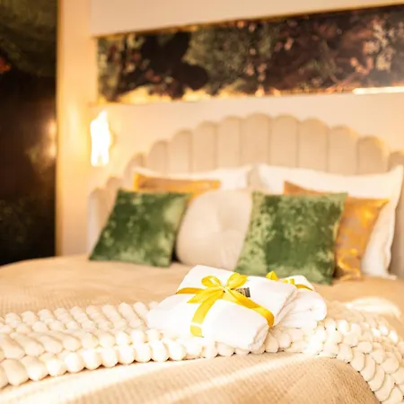 Glamourous 2-bedroom With A Balcony, Heavenly View Of The Palace Only 3 Min To Station, Metro Apartman