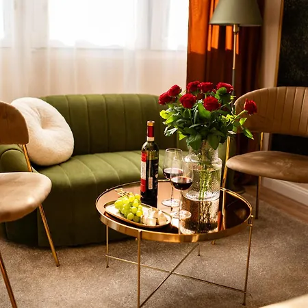 Glamourous 2-bedroom With A Balcony, Heavenly View Of The Palace Only 3 Min To Station, Metro Varsó