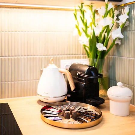 Glamourous 2-bedroom With A Balcony, Heavenly View Of The Palace Only 3 Min To Station, Metro * Varsó