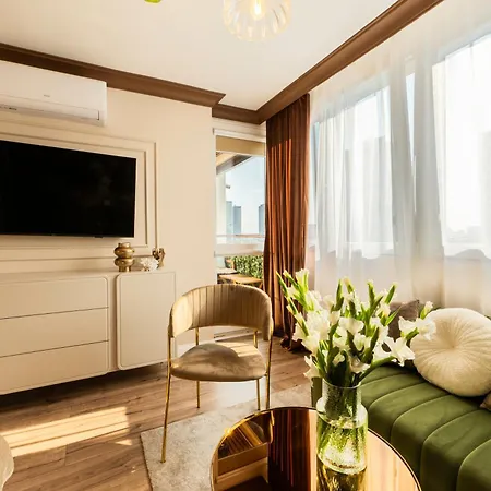 Glamourous 2-bedroom With A Balcony, Heavenly View Of The Palace Only 3 Min To Station, Metro