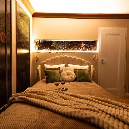 Glamourous 2-bedroom With A Balcony, Heavenly View Of The Palace Only 3 Min To Station, Metro